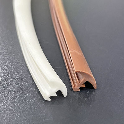 Στερεά Τ εγκατάσταση καιρικών λουρίδων PVC λουρίδων σφραγίδων πορτών μορφής ξύλινη εύκολη